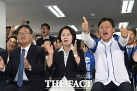  '출구조사 결과 우세' 깜짝 놀란 추미애 후보 [TF사진관]