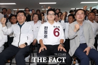  굳은 표정으로 출구조사 지켜보는 한동훈 [포토]