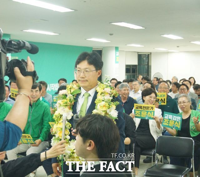 조용식 울산시교육감 후보가 3일 울산 남구에 있는 자신의 선거사무소에서 배우자 옥미선 씨와 환호하고 있다. /조용식 당선인 캠프