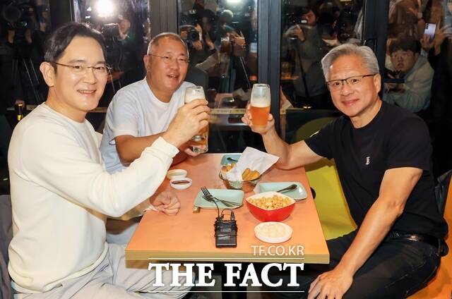 젠슨 황 엔비디아 CEO(오른쪽부터)가 지난해 10월 서울 강남구 삼성동의 한 치킨집에서 정의선 현대차그룹 회장, 이재용 삼성전자 회장과 맥주를 마시고 있다. /서예원 기자