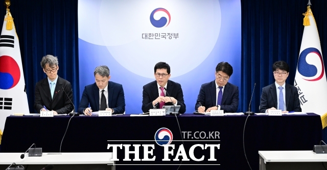 강기룡(가운데) 재정경제부 차관보가 지난달 26일 서울 종로구 정부서울청사에서 민생물가 특별관리 관계장관 TF 사전 합동브리핑을 하고 있다. /임영무 기자