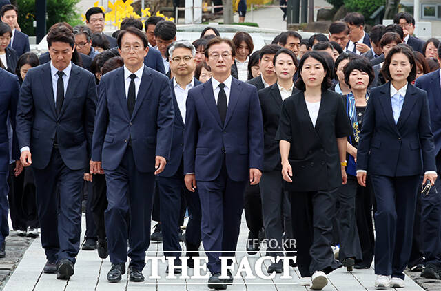 전재수 부산시장 당선자(왼쪽 다섯 번째)와 6.3 지방선거 부산 지역 더불어민주당 당선자들이 4일 오전 경남 김해 고 노무현 전 대통령 묘역을 참배하고 있다. /부산=박상민 기자