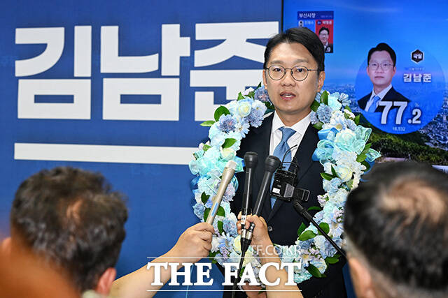 '당선 확실' 입장 밝히는 김남준 더불어민주당 인천 계양을 국회의원 재보궐선거 후보.