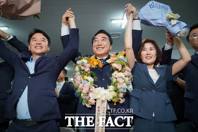 박수현 더불어민주당 충남도지사 당선인(가운데)이 4일 당선을 확정 짓고 기념 촬영하고 있다. /박수현 당선인 캠프