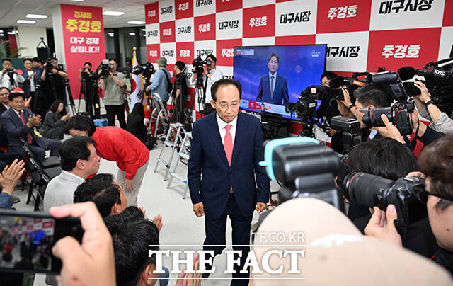 추경호 국민의힘 대구시장 후보가 4일 오전 대구 수성구에 마련된 선거사무소에서 지지자들에게 개표상황에 대한 입장을 발표하고 있다. /대구=박헌우 기자