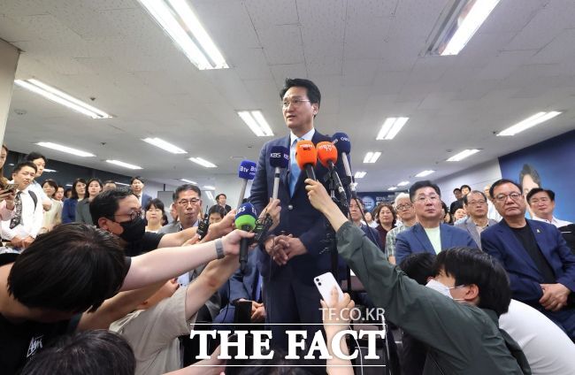 안민석 민주진보 경기도교육감 단일 후보가 개표율 42.45%에 52.55%의 득표율로 당선이 확실 시 되자 환호하고 있다. /안민석 선거캠프