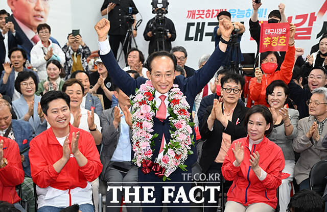추경호 국민의힘 대구시장 후보가 4일 오전 대구 수성구에 마련된 선거사무소에서 추 후보의 당선이 확실시되자 꽃목걸이를 걸고 기뻐하고 있다. /대구=박헌우 기자