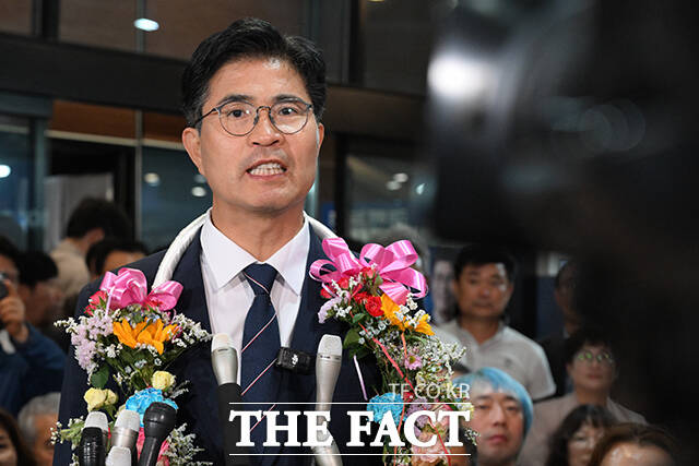 제9회 전국동시지방선거 전북특별자치도지사로 당선이 확실시된 더불어민주당 이원택 후보가 4일 오전 전북도 전주 완산구에 마련된 선거사무실에서 배우자와 함께 기념촬영을 하고 있다. /전주=김성렬 기자