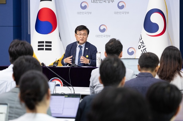 김정관 기후에너지환경부 장관이 4일 정부서울청사에서 정부 출범 1주년 장관 간담회를 하고 있다. /기후에너지환경부