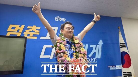 민경선 더불어민주당 고양시장 후보가 4일 새벽 당선이 확실해지자 지지자 및 선거 캠프 관계자들 앞에서 감사의 인사를 하고 있다. /민경선 후보 캠프