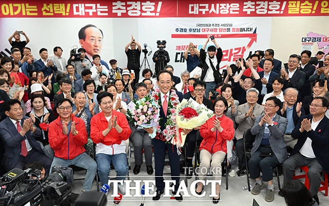 추경호 국민의힘 대구시장 후보가 4일 오전 대구 수성구에 마련된 선거사무소에서 추 후보의 당선이 확실시되자 꽃목걸이를 걸고 기뻐하고 있다. /대구=박헌우 기자