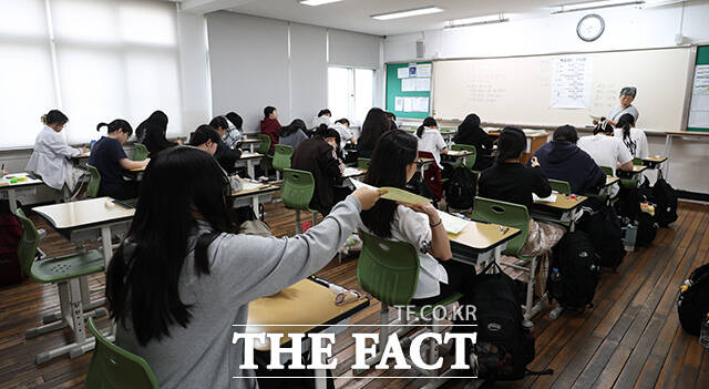 2027학년도 대학수학능력 6월 모의평가가 실시된 4일 오전 서울 마포구 서울여고에서 수험생들이 시험 시작을 기다리고 있다. /사진공동취재단