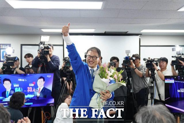 김상욱 더불어민주당 울산시장 당선인이 3일 오후 울산 남구에 마련된 자신의 선거캠프에서 꽃다발을 들고 환호하고 있다. /김상욱 캠프