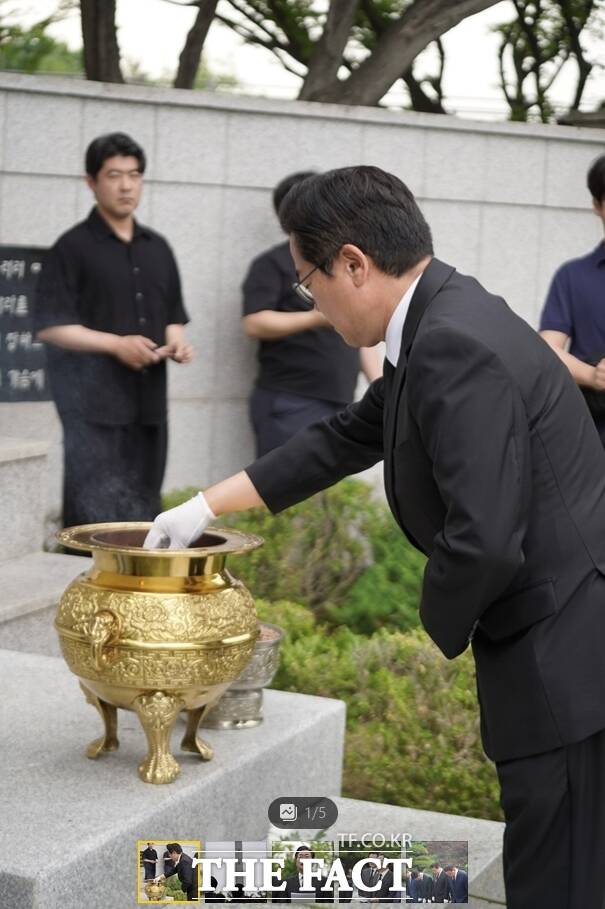4일 박찬대 인천시장 당선인이 첫 공식일정으로 수봉공원 자유수호의탑을 참배했다. /당찬캠프
