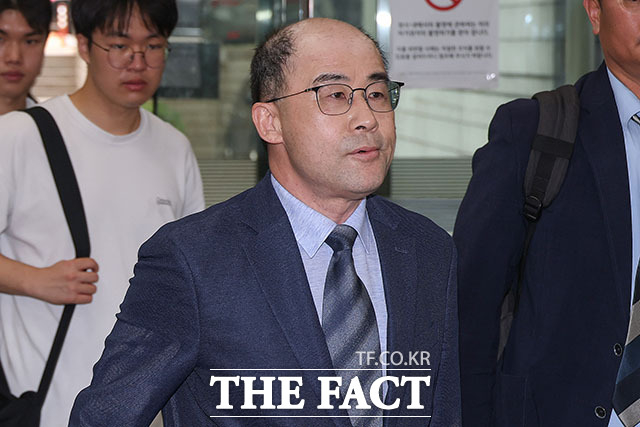 내란중요임무종사 혐의를 받는 곽종근 전 특수전사령관이 4일 오후 서울 서초구 서울중앙지방법원에서 열린 11차 공판에 출석하고 있다. /서예원 기자