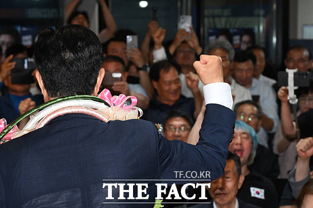 제9회 전국동시지방선거 전북특별자치도지사로 당선이 확실시된 더불어민주당 이원택 후보가 4일 오전 전북도 전주 완산구에 마련된 선거사무실에서 배우자와 함께 기념촬영을 하고 있다. /전주=김성렬 기자