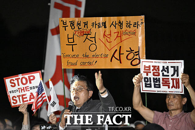 황교안 자유와혁신 대표가 4일 새벽 경기 과천시 중앙선거관리위원회 과천 청사 앞에서 시위를 하고 있다. /과천=송호영 기자