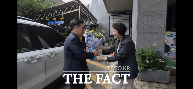김병내 광주시 남구청장 당선인이 4일 직원들의 축하를 받으며 구정 업무에 복귀했다. /광주시 남구