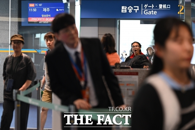 2026년 5월 12일 인천국제공항 제1터미널에 승객들이 도착하고 있다. /더팩트 DB