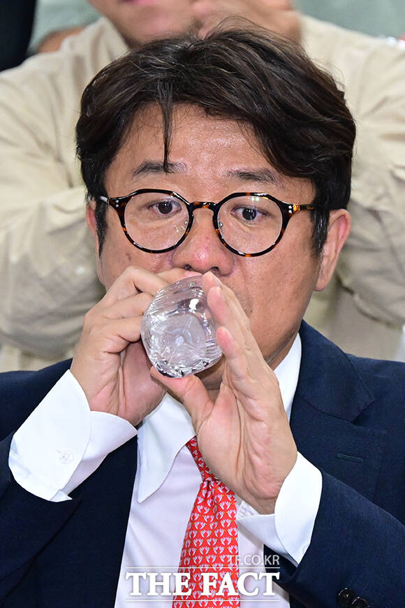 당선 소감 전하는 유의동 후보.