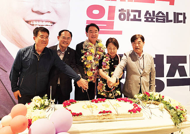 황병직 영주시장 당선인(가운데)이 축하 케이크를 자르고 있다. /황병직 후보 사무소