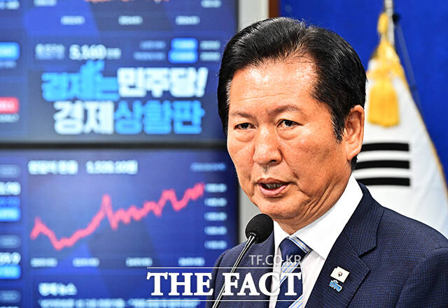정청래 더불어민주당 대표가 4일 오전 서울 여의도 국회에서 기자회견을 열고 6.3 지방선거 결과에 대한 입장을 밝히고 있다. /국회=배정한 기자