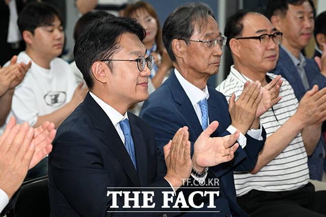 '당선 확실' 입장 밝히는 김남준 더불어민주당 인천 계양을 국회의원 재보궐선거 후보.