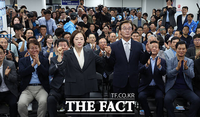 전재수 더불어민주당 부산시장 후보(앞줄 오른쪽)가 4일 오전 부산 진구 선거사무소에서 당선이 확정된 후 부인 최혜진씨와 함께 세리머니를 하고 있다. /부산=박상민 기자