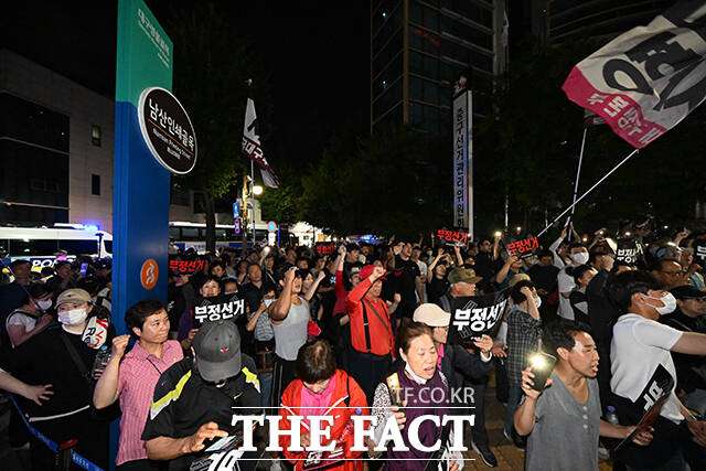 4일 오전 대구 중구 중구선거관리위원회 앞에서 부정선거를 주장하는 시민들이 서울 송파구 등에서 발생한 투표용지 부족 사태에 대해 개표 중단 및 부정선거 구호를 외치고 있다. /대구=박헌우 기자