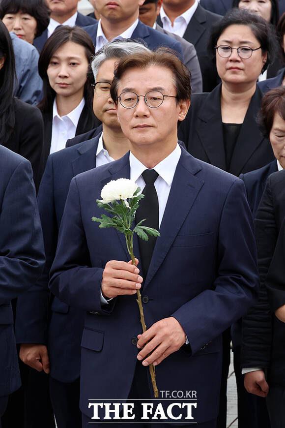 전재수 부산시장 당선자(왼쪽 다섯 번째)와 6.3 지방선거 부산 지역 더불어민주당 당선자들이 4일 오전 경남 김해 고 노무현 전 대통령 묘역을 참배하고 있다. /부산=박상민 기자