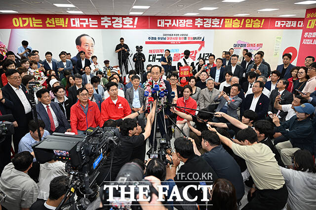 추경호 국민의힘 대구시장 후보가 4일 오전 대구 수성구에 마련된 선거사무소에서 추 후보의 당선이 확실시되자 꽃목걸이를 걸고 기뻐하고 있다. /대구=박헌우 기자