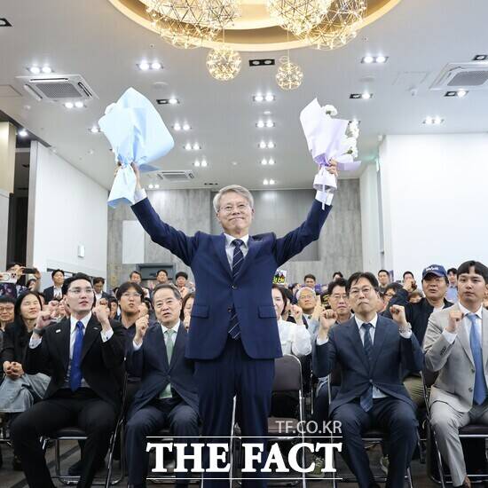 민형배 민주당 전남광주통합시장 당선인이 당선 확정 직후 기념 촬영을 하고 있다./민형배 후보 선거캠프