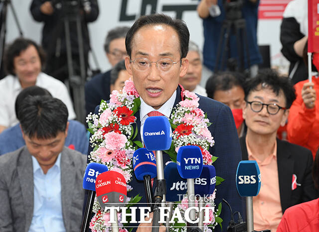 추경호 국민의힘 대구시장 후보가 4일 오전 대구 수성구에 마련된 선거사무소에서 추 후보의 당선이 확실시되자 꽃목걸이를 걸고 기뻐하고 있다. /대구=박헌우 기자