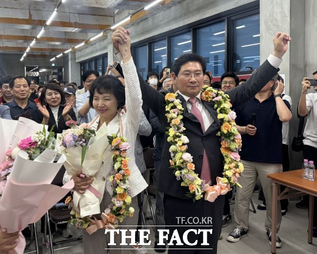 4일 당선 후 아내와 함께 환호하는 이상일 국민의힘 용인시장 당선인. /이상일 후보 선거캠프