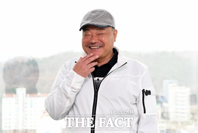 연예계 대표 축구 마니아로 손꼽히는 가수 김흥국이 2026 북중미 월드컵 현장 응원을 위해 다시 한 번 태극기를 들고 원정길에 오른다. 이번 북중미 월드컵은 그의 통산 8번째 월드컵 해외 원정 응원이다./더팩트 DB