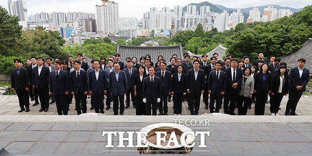 참배 전 충렬사 본진 앞에 선 당선인(가운데)과 더불어민주당 지방선거 당선인들.
