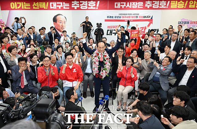 추경호 국민의힘 대구시장 후보가 4일 오전 대구 수성구에 마련된 선거사무소에서 추 후보의 당선이 확실시되자 꽃목걸이를 걸고 기뻐하고 있다. /대구=박헌우 기자