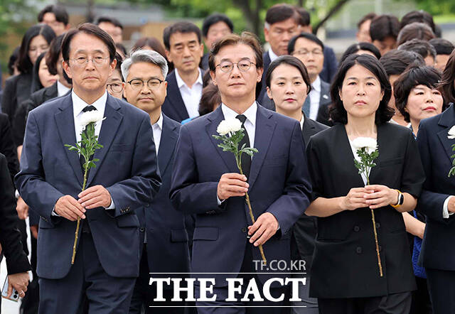 전재수 부산시장 당선자(왼쪽 다섯 번째)와 6.3 지방선거 부산 지역 더불어민주당 당선자들이 4일 오전 경남 김해 고 노무현 전 대통령 묘역을 참배하고 있다. /부산=박상민 기자