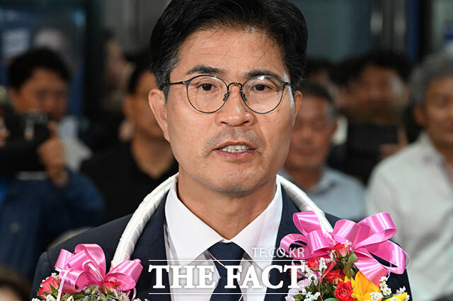 제9회 전국동시지방선거 전북특별자치도지사로 당선이 확실시된 더불어민주당 이원택 후보가 4일 오전 전북도 전주 완산구에 마련된 선거사무실에서 배우자와 함께 기념촬영을 하고 있다. /전주=김성렬 기자