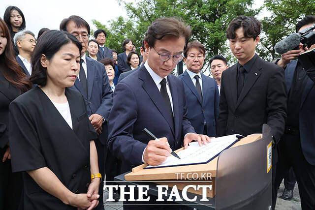 전재수 부산시장 당선자(왼쪽 다섯 번째)와 6.3 지방선거 부산 지역 더불어민주당 당선자들이 4일 오전 경남 김해 고 노무현 전 대통령 묘역을 참배하고 있다. /부산=박상민 기자