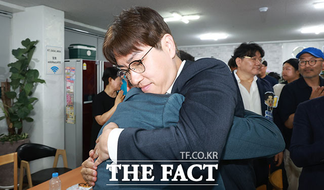 하정우 더불어민주당 부산 북구갑 국회의원 후보가 4일 부산 북구 선거사무소에서 선거 결과에 승복하는 입장을 발표하고 있다. /부산=박상민 기자