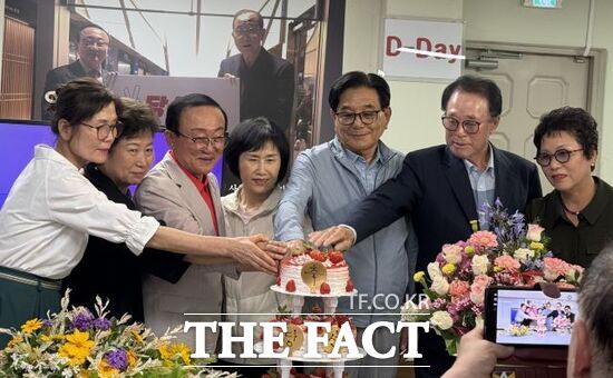 김덕현 국민의힘 경기 연천군수 후보(왼쪽 3번째)가 4일 선거사무실에서 지지자들고 함께 당선을 축하하며 케이크 커팅을 하고 있다. /김덕현 후보 캠프