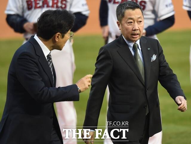 젠슨 황 CEO와 박정원 두산그룹 회장(사진·오른쪽)은 오는 7일 서울 잠실야구장에서 각각 시구, 시타를 맡을 예정이다. /더팩트 DB