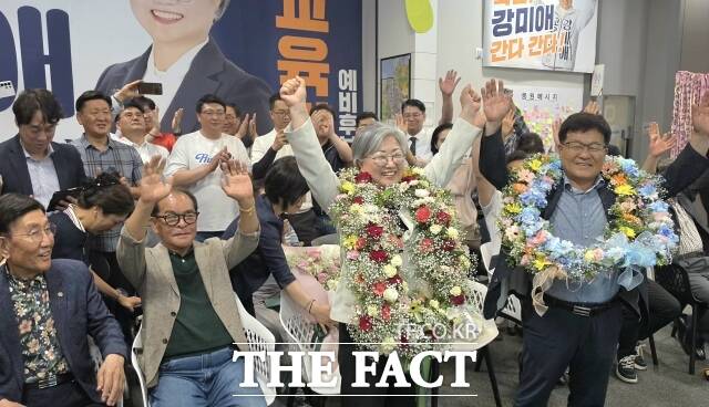 강미애 세종시교육감 당선인이 4일 당선이 확정되자 지지자들에게 꽃다발을 받고 환호하고 있다. /김형중 기자