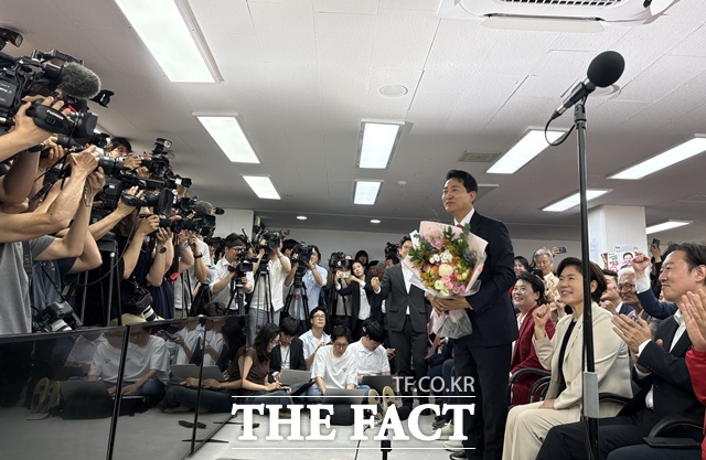 오세훈 국민의힘 서울시장 당선인이 4일 오전 10시께 서울 종로구 대왕빌딩 캠프 개표 상황실에서 당선 연설문을 발표했다. /문화영 기자
