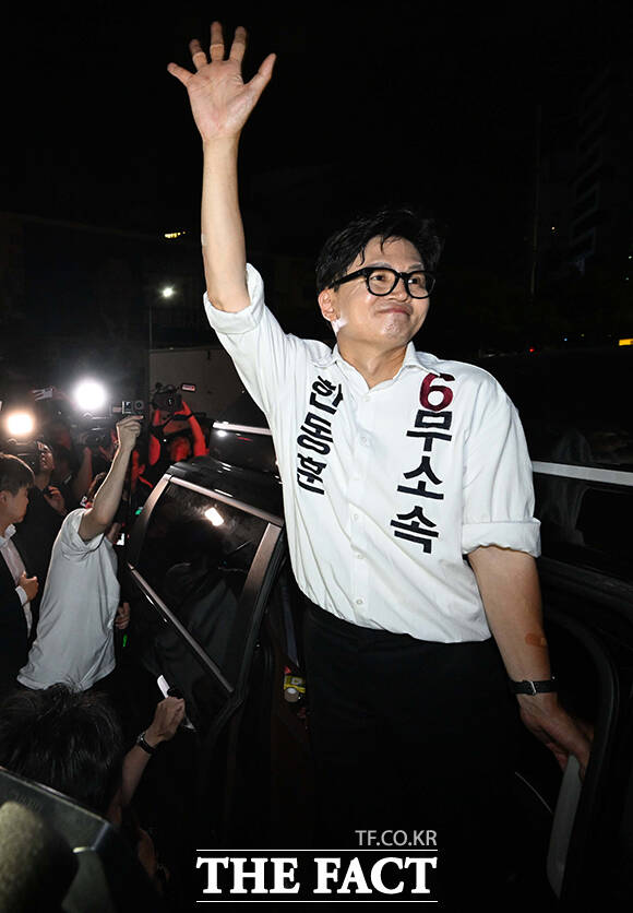 한동훈 무소속 부산 북구갑 국회의원 재보궐선거 당선인(가운데)이 4일 오전 당선을 축하하기 위해 모인 지지자들을 향해 인사하고 있다. /부산=박상민 기자