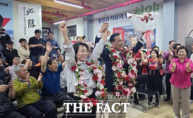 김홍열 청양군수 당선인이 3일 당선 확정 후 부인과 함께 지지자들의 환호에 답하고 있다. /김홍열 후보 캠프