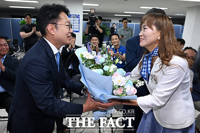 '당선 확실' 입장 밝히는 김남준 더불어민주당 인천 계양을 국회의원 재보궐선거 후보.