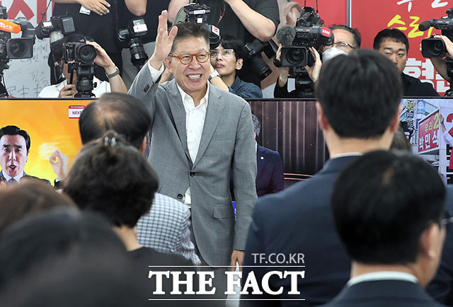 박형준 국민의힘 부산시장 후보가 4일 부산 부산진구 선거사무소에서 지지자들에게 감사 인사를 마치고 자리를 떠나고 있다. /부산=박상민 기자