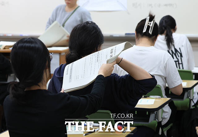 2027학년도 대학수학능력 6월 모의평가가 실시된 4일 오전 서울 마포구 서울여고에서 수험생들이 시험 시작을 기다리고 있다. /사진공동취재단